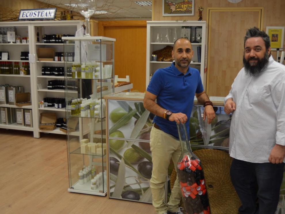 Los hermanos Carlos y Luis Domínguez, en su tienda de aceite Ecostean en Barbastro.