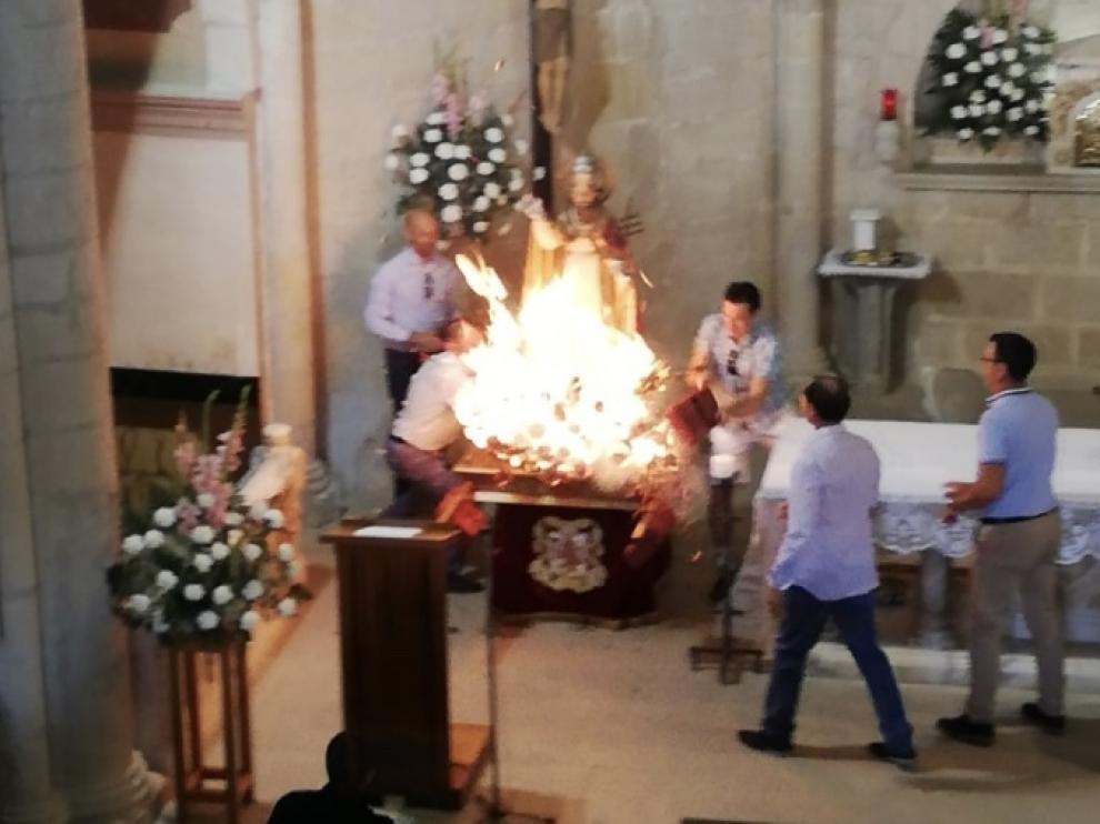 Las personas que se encontraban junto a la peana apagaron el fuego de inmediato.