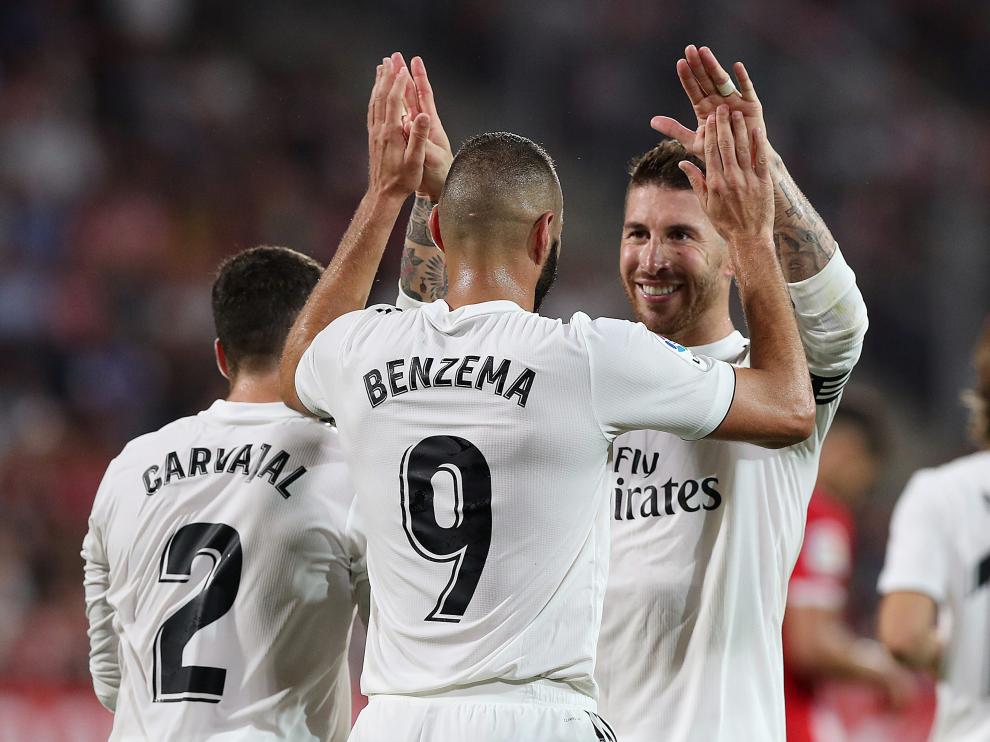 El delantero Karim Benzema celebra con Sergio Ramos el cuarto gol del Real Madrid ante el Girona,