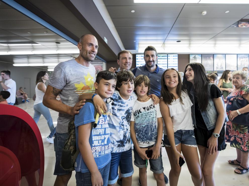 Láinez, Belsué y Cani posan con seguidores en el estreno de 'Los futbolísimos'