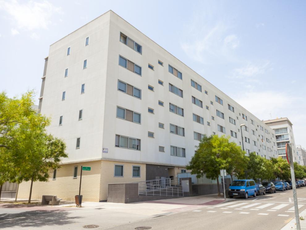 Exterior de un bloque de pisos.