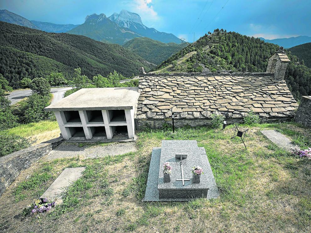 El pequeño cementerio de Cortalaviña sobre el barranco del mismo nombre, en la subida a Tella.