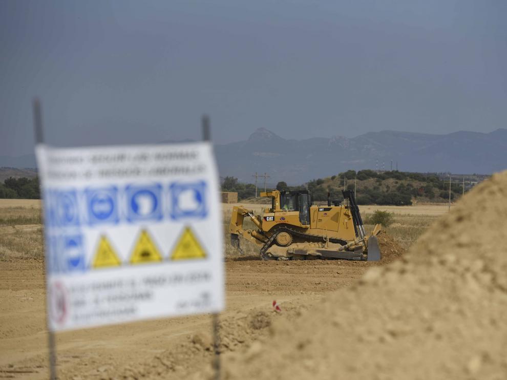 Las máquinas trabajan e el movimiento de tierras del tramo de la A-22 entre Huesca y Siétamo