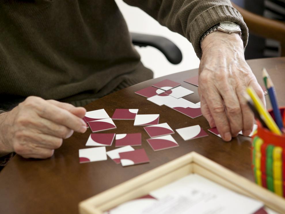 El daño cerebral significativo de la enfermedad de Alzhéimer puede ocurrir años antes de que aparezcan síntomas.