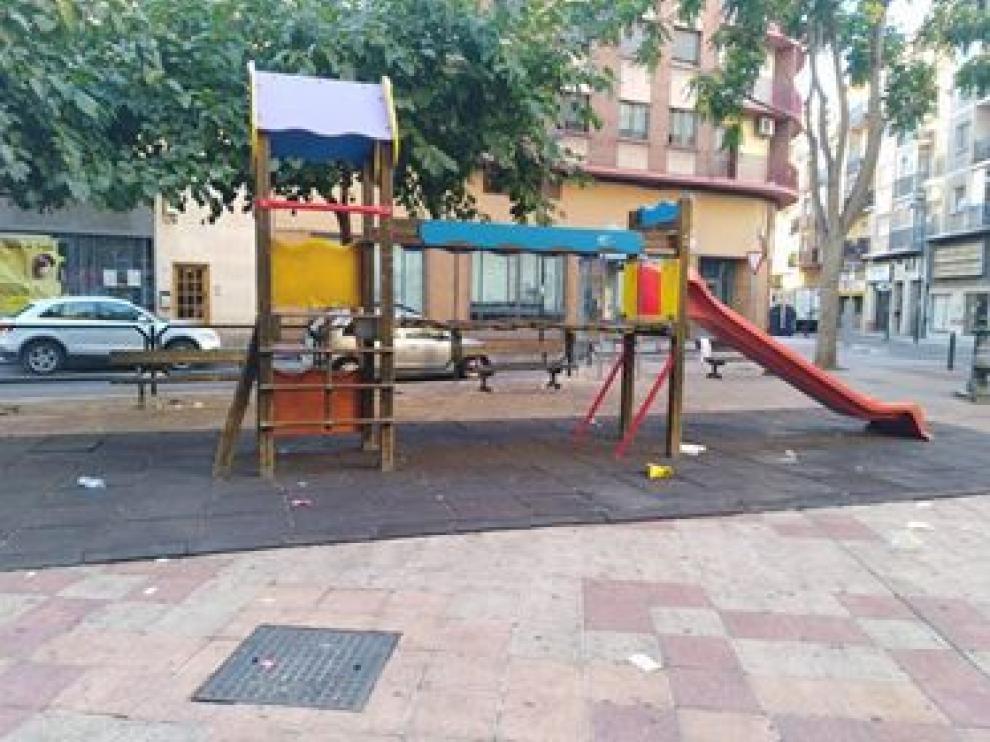 Residuos acumulados cerca de un parque infantil en el barrio de Delicias.