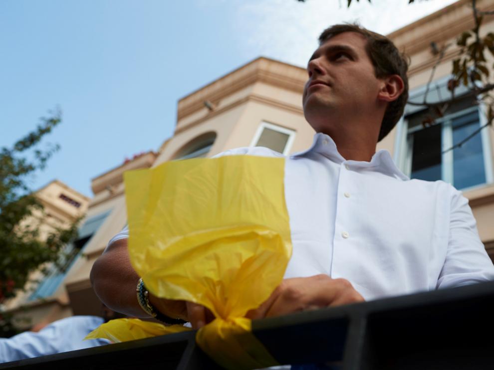 Albert Rivera retirando lazos amarillos en Alella.