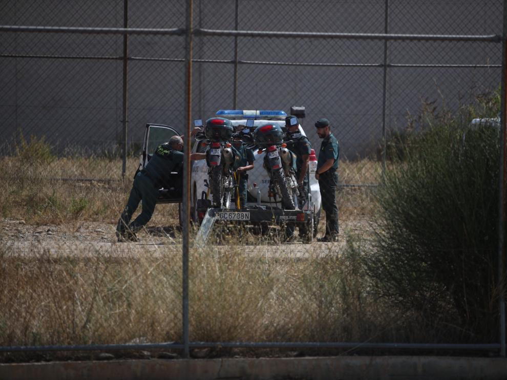 Imagen del miércoles tomada en el exterior de la cárcel de Zuera. La Guardia Civil busca a Benito Ortiz Perea desde hace más de 72 horas.