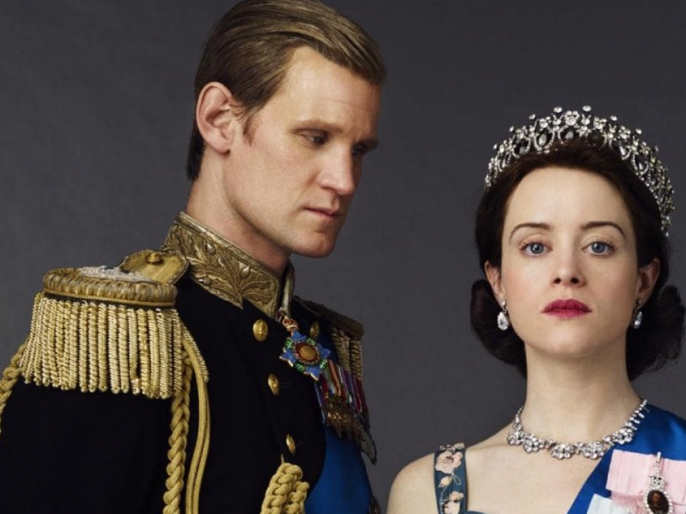A la izquierda, Matt Smith, esposo de la reina Isabel II del Reino Unido, en las dos primeras temporadas de 'The Crown'.