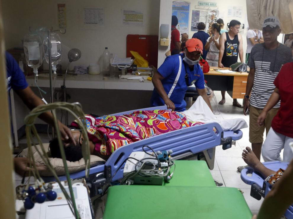Heridos siendo atendidos tras el estallido de una bomba en el sur de Filipinas.