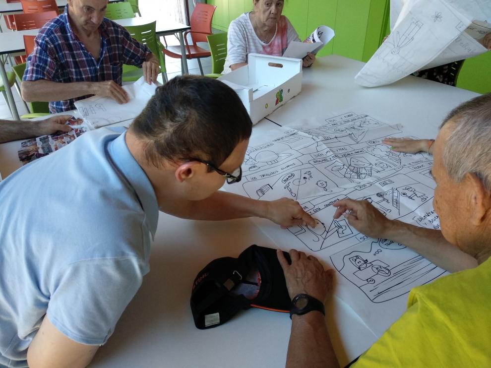 Usuarios de Atades Huesca durante la elaboración del cómic.