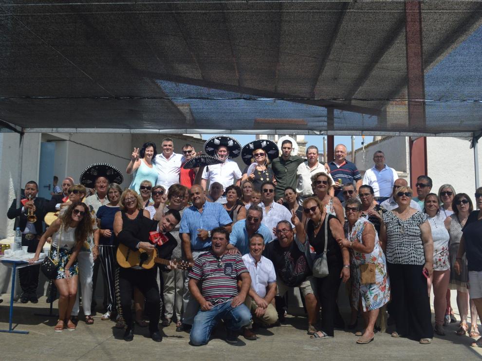 Despedida festiva al ritmo de las jotas y los mariachis