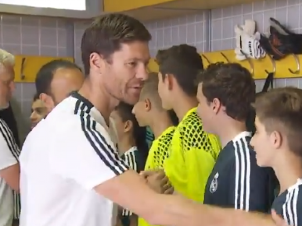 Xavi Alonso saludando a sus nuevos jugadores.