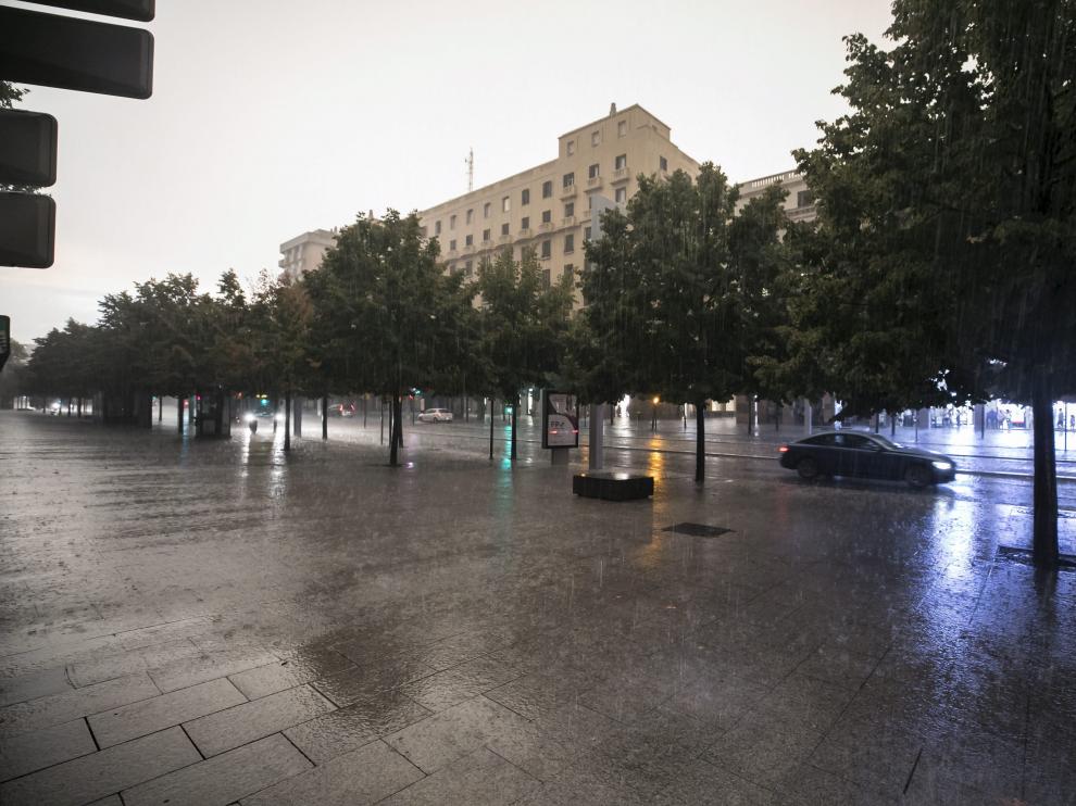 La tormenta obligó a interrumpir el servicio de tranvía en Zaragoza.
