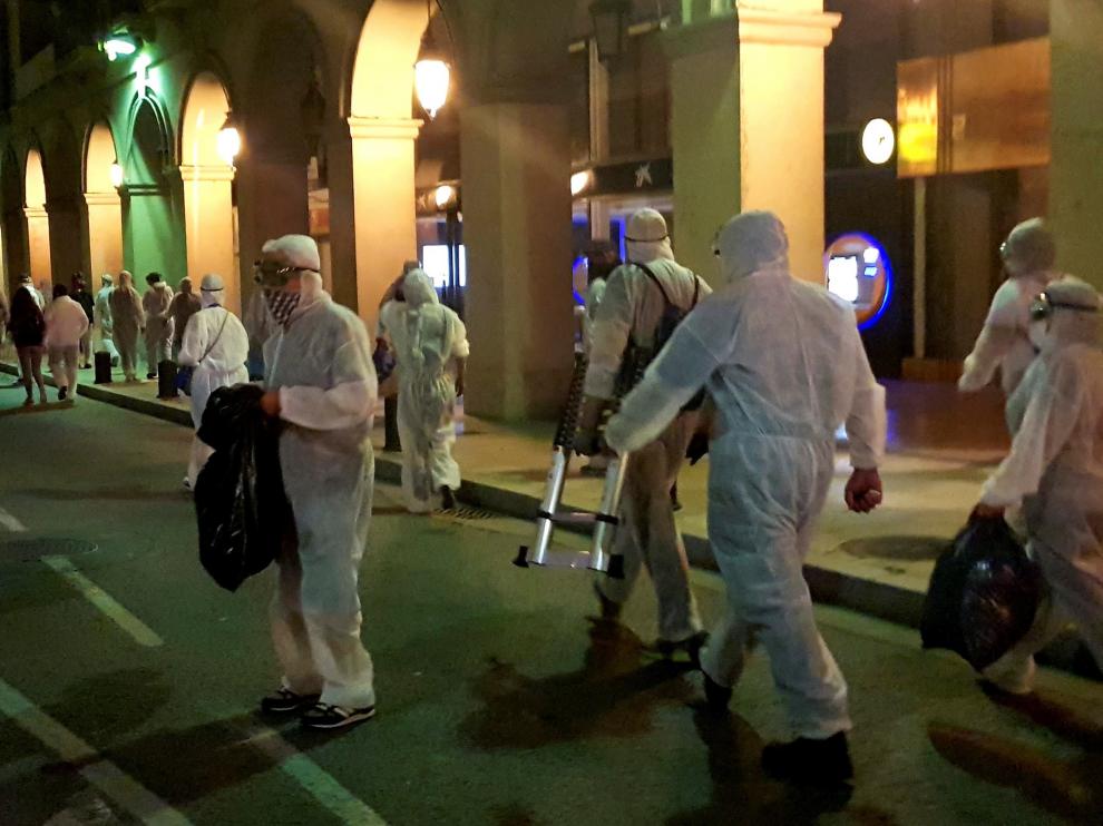 Unas 80 personas retiran de madrugada lazos amarillos en municipios de Gerona.