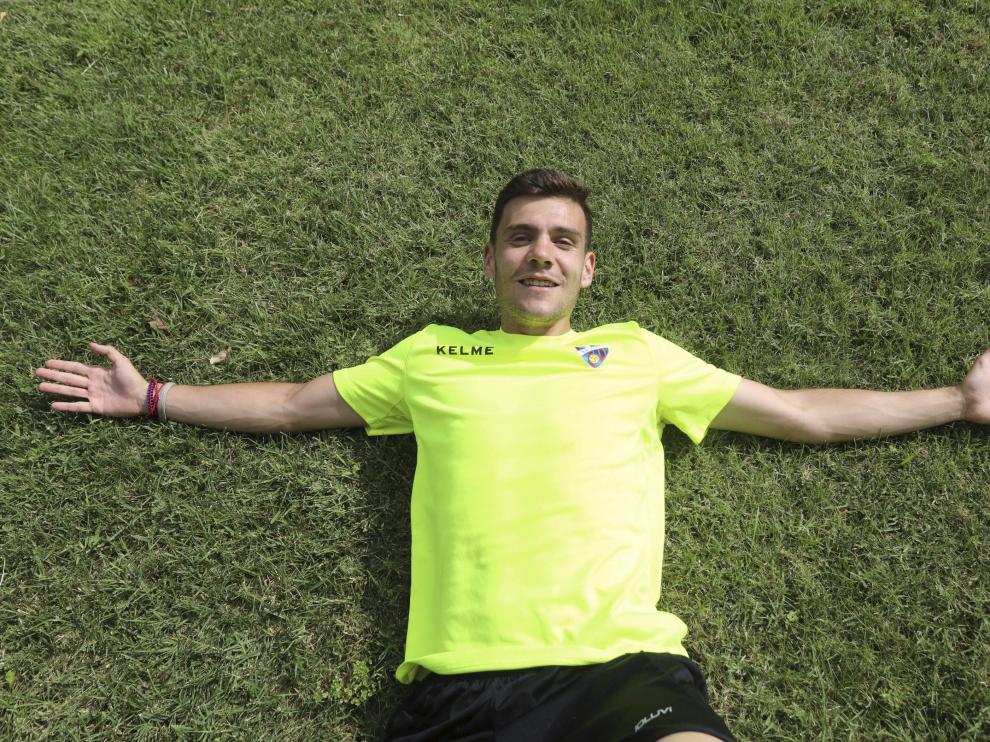 Álex Gallar, tumbado tras el entrenamiento de ayer en el césped del IES Pirámide.