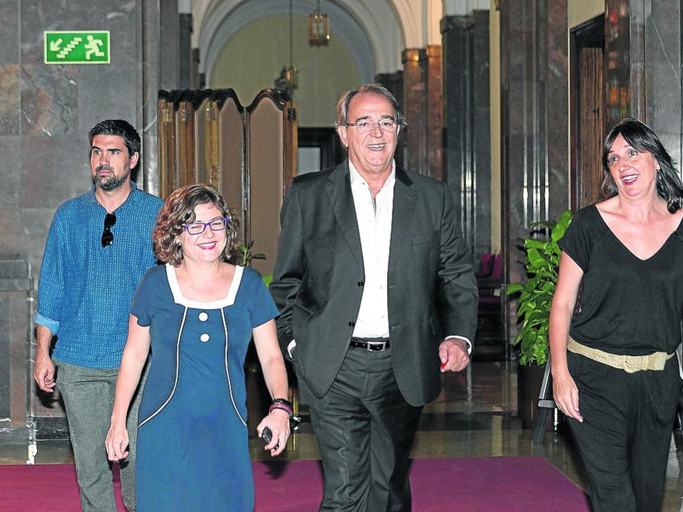Carlos Pérez Anadón, flanqueado ayer por las concejalas Marta Aparicio y Lola Ranera.