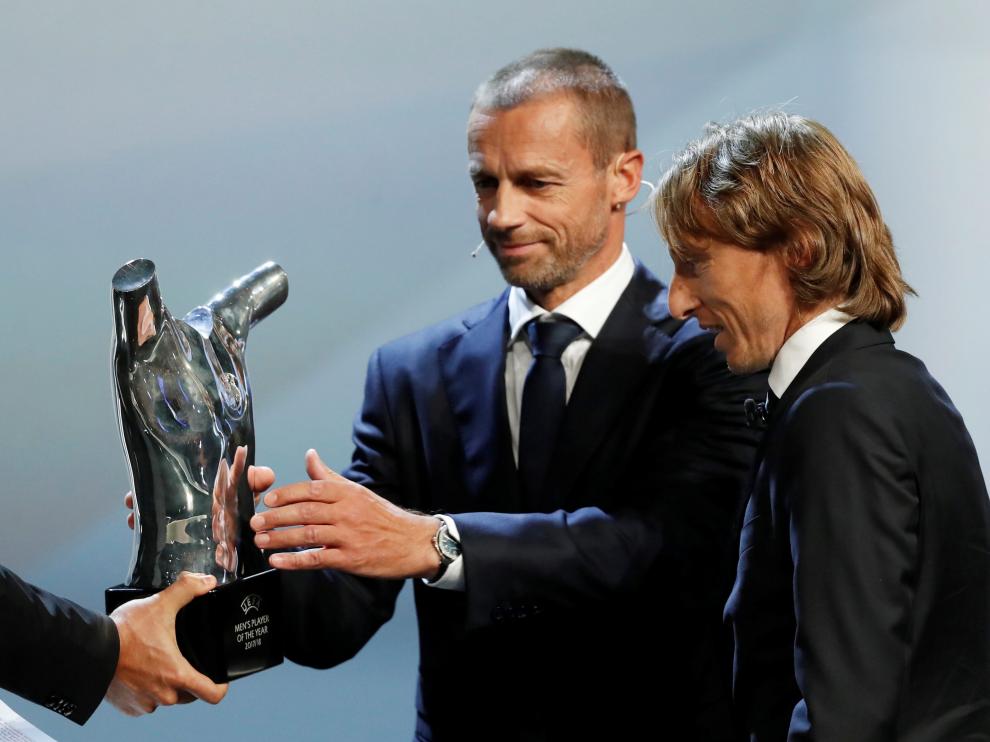 Aleksander Ceferin entrega a Luka Modric el premio al mejor jugador del año en Europa.