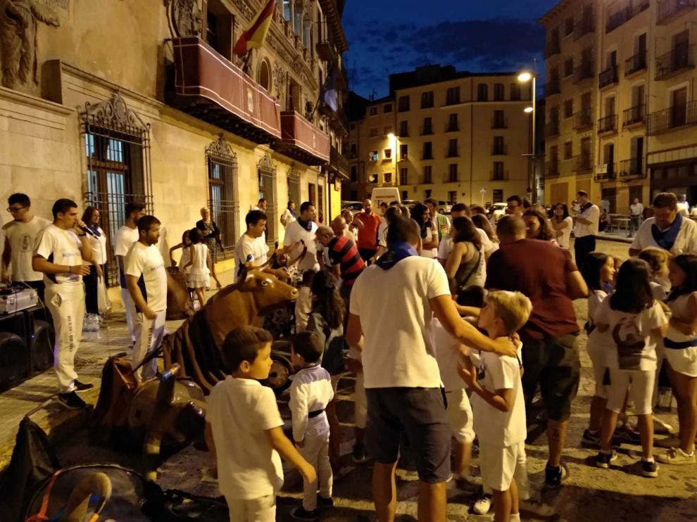 Los encierros infantiles consiguen llenar cada noche la plaza de España.