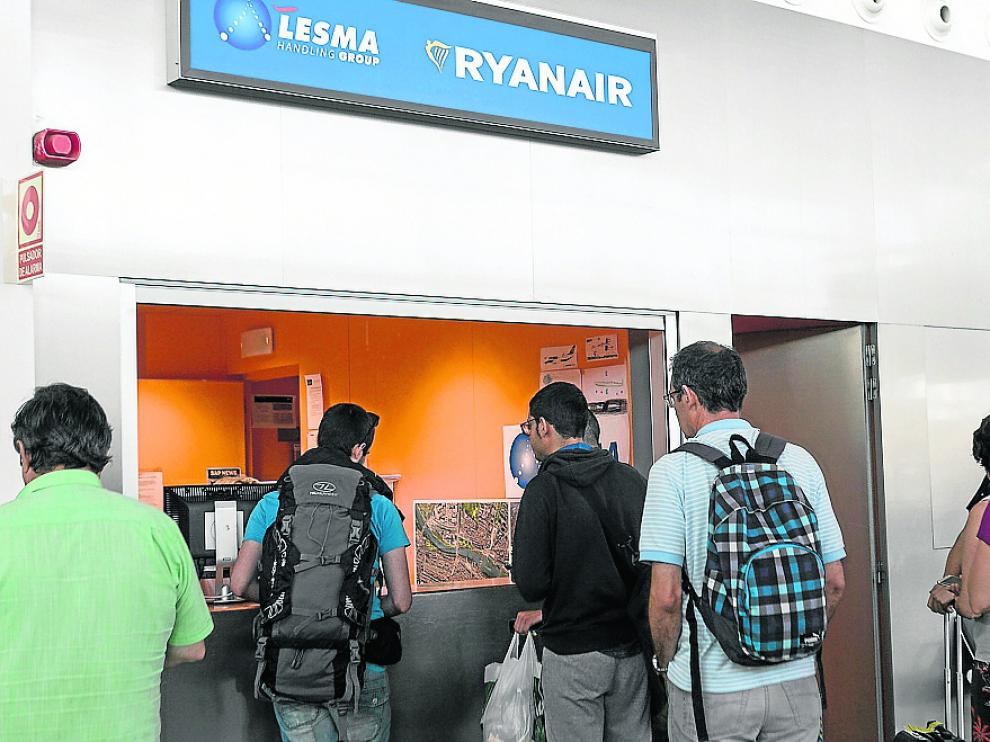 Varios pasajeros reclaman frente al mostrador de Ryanair en el aeropuerto de Zaragoza