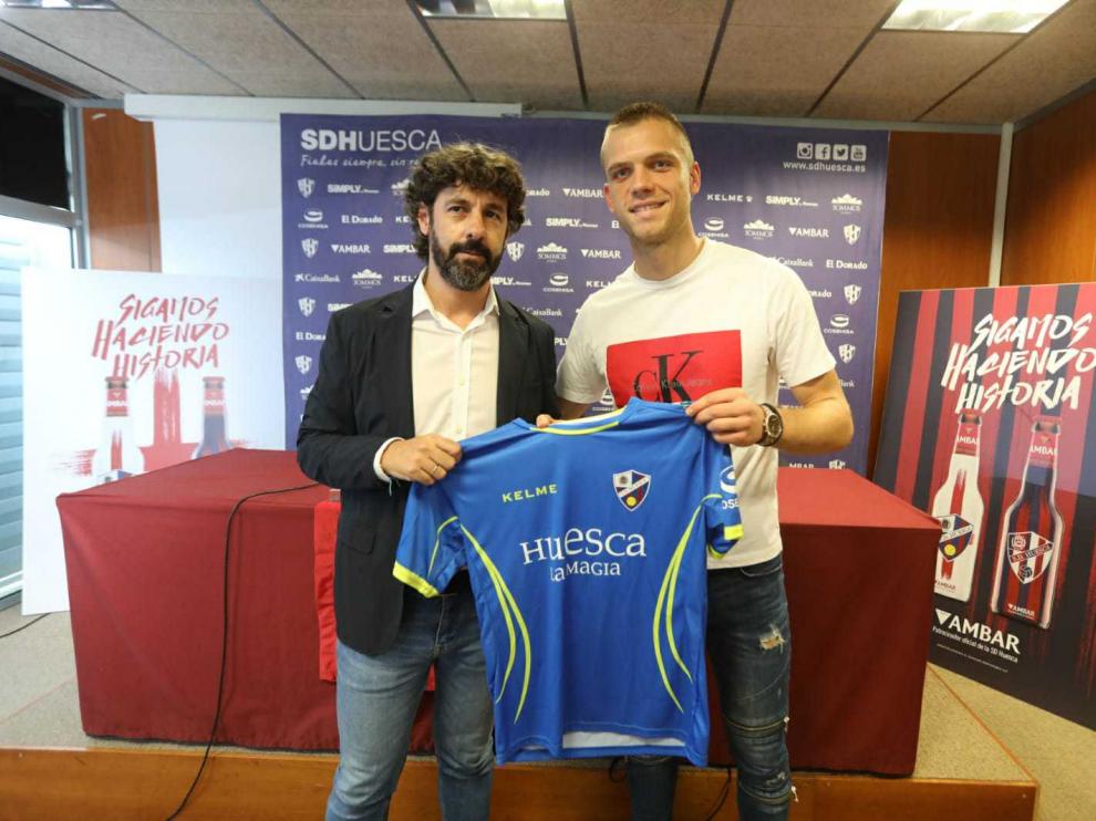 Emilio Vega ha presentado este mediodía al portero serbio Aleksandar Jovanovic.
