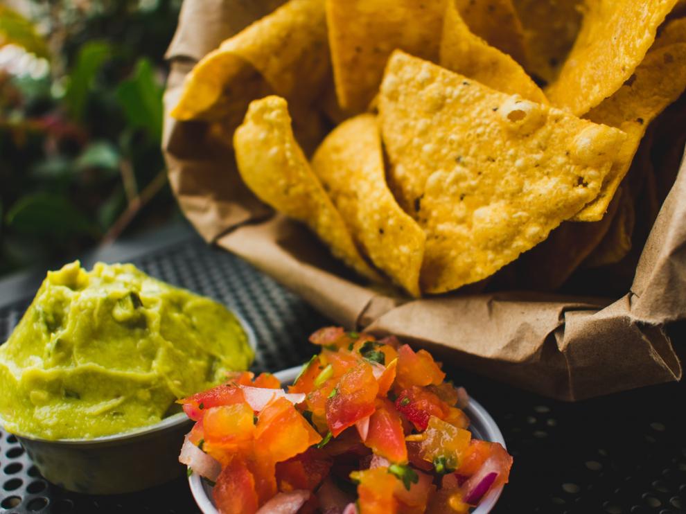 El guacamole es una de las salsas favoritas para acompañar cualquier reunión con amigos.
