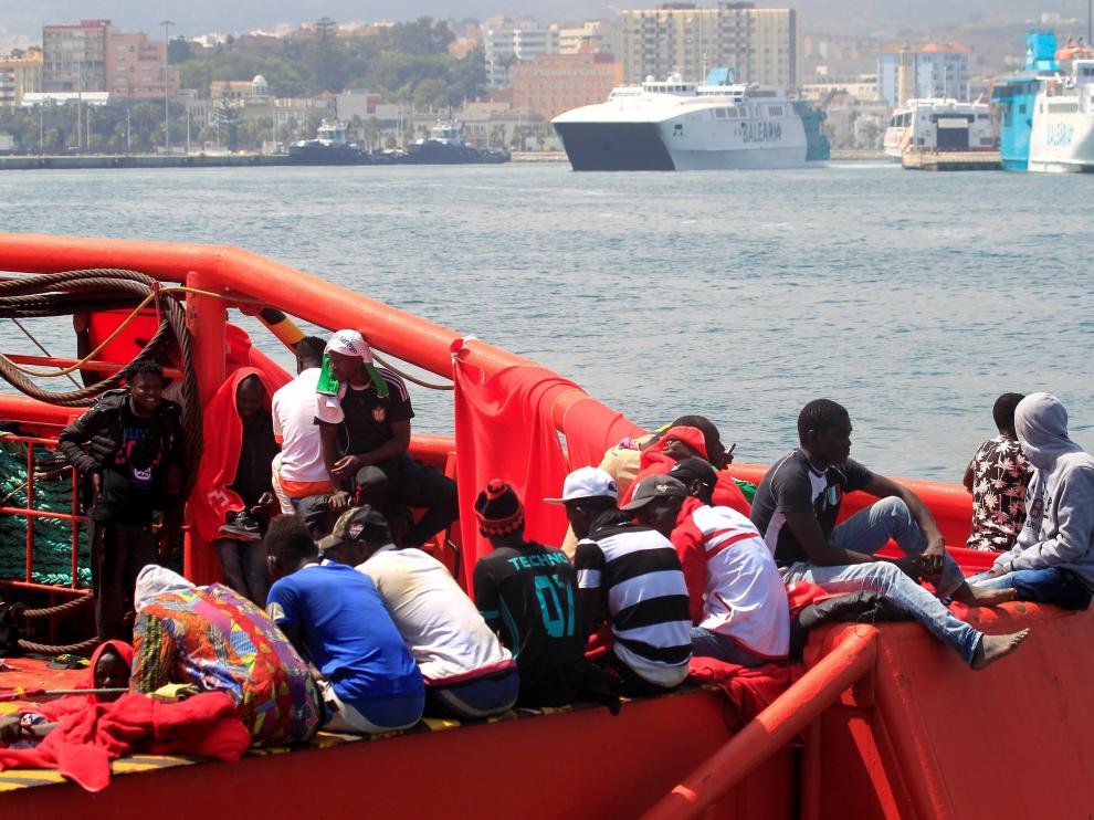 Imagen de archivo de un grupo de personas rescatadas por Salvamento Marítimo en el Estrecho de Gibraltar.