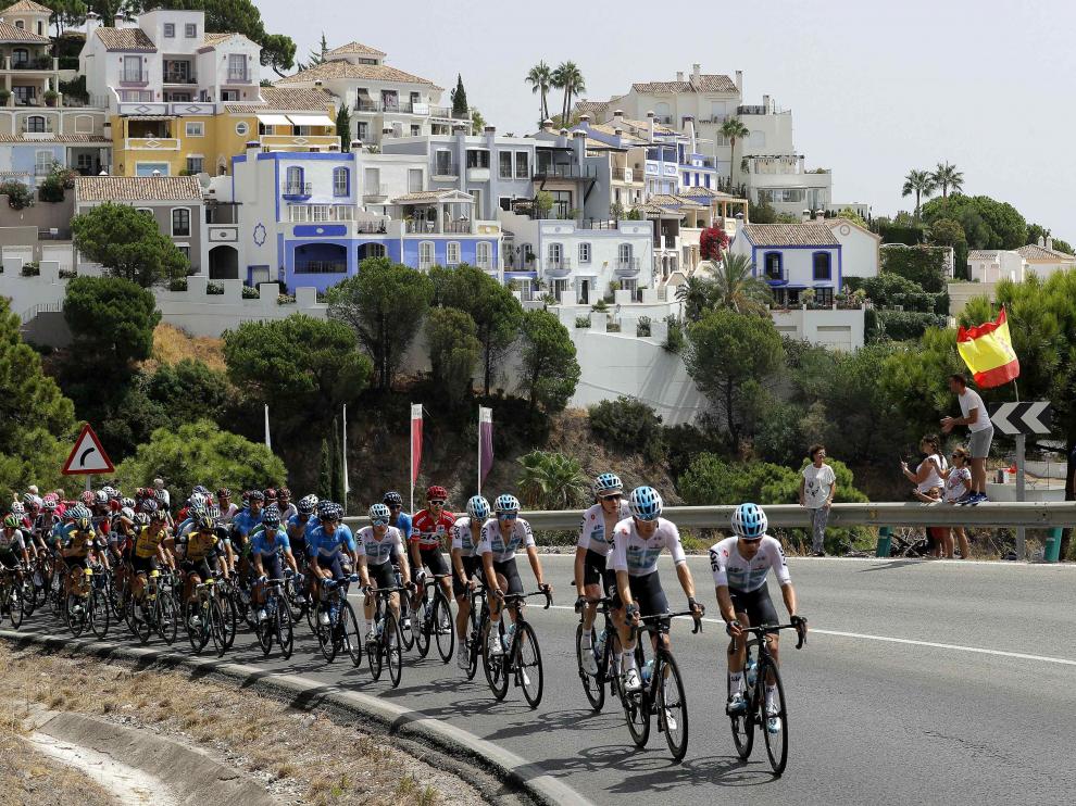 El pelotón, durante la tercera etapa de la Vuelta, entre Mijas y Alhaurín de la Torre (Málaga)
