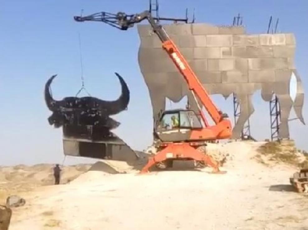 La cabeza del toro de Osborne situado en Alfajarín terminó de colocarse este jueves.