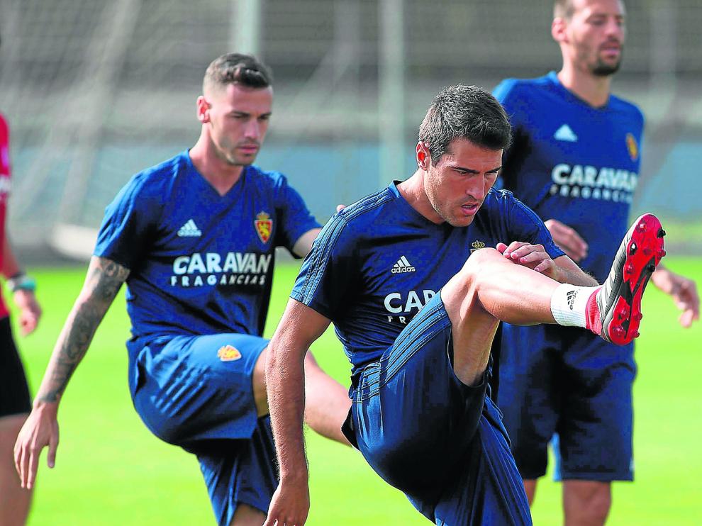 Alberto Zapater, con Álvaro Vázquez y Perone, entrenándose ayer.