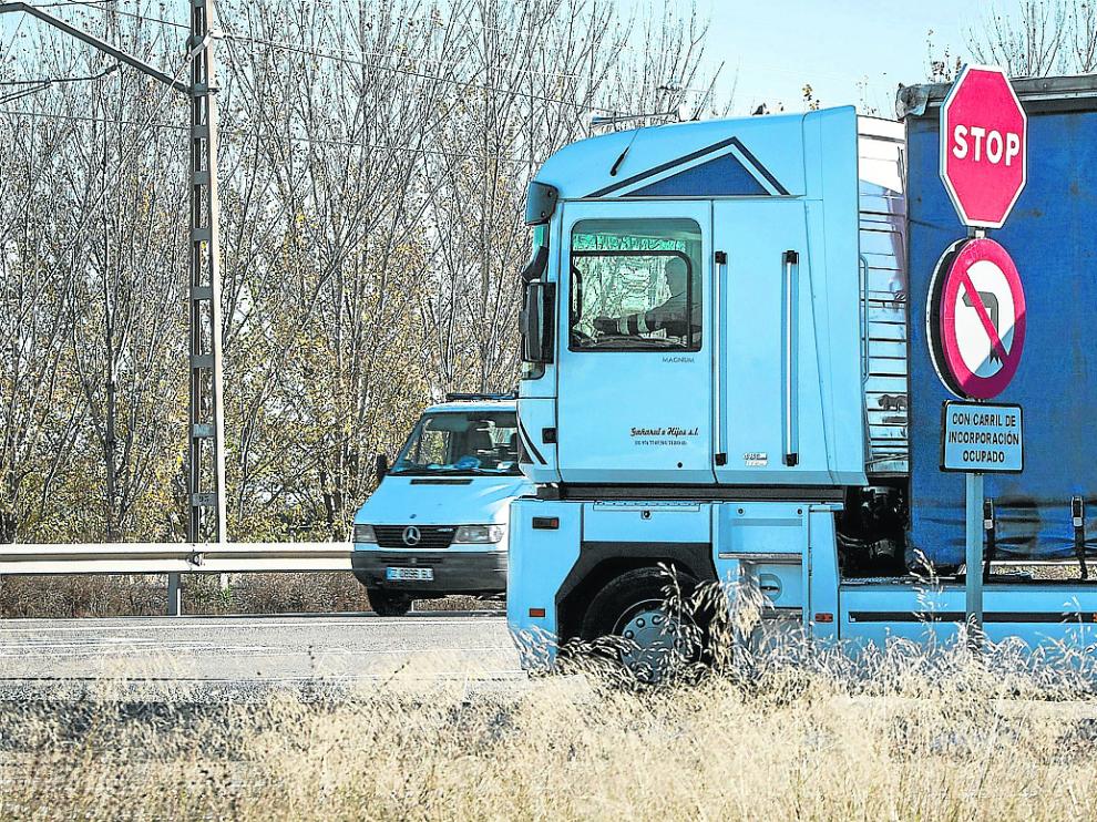 Un vehículo de transporte de mercancías circula por una carretera nacional.