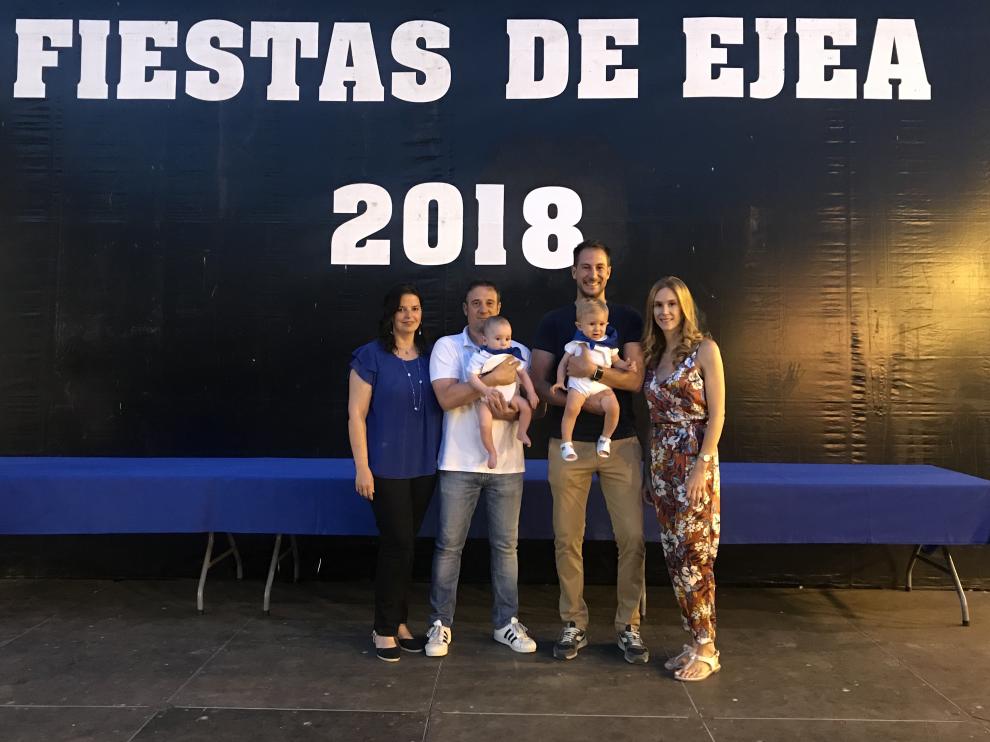 Teresa Olivan y Sergio González con su hijo Lorien y Nacho Pardos y Julia Ungría con su hijo Nacho