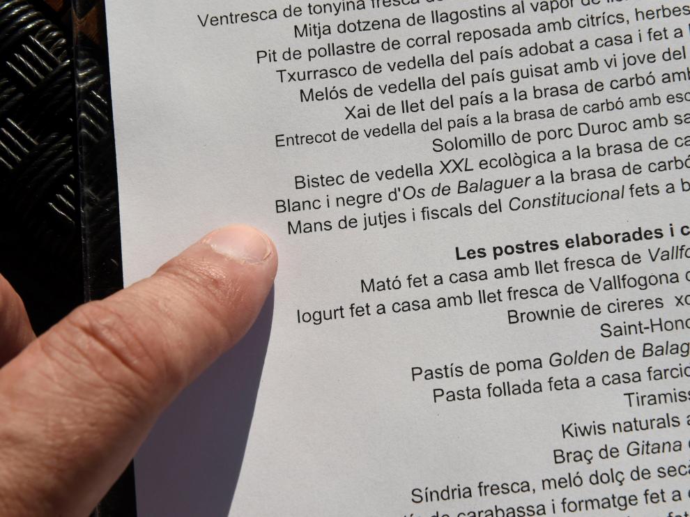 La carta de un restaurante de Balaguer ofrece 'Manos de jueces y fiscales del Constitucional'.