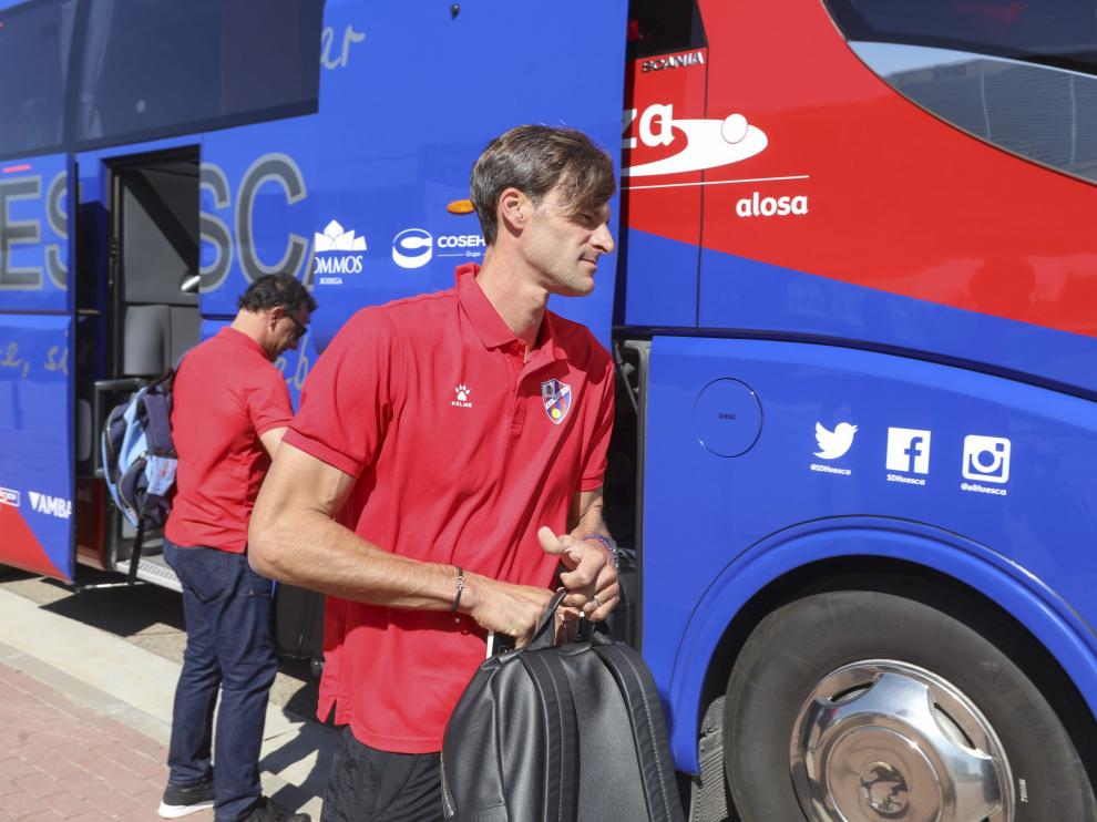 El técnico Leo Franco se dispone a subir al autobús antes del partido para la primera jornada en Eibar.