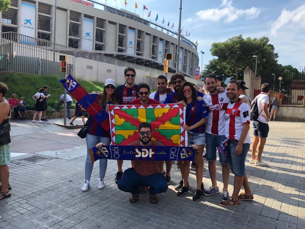 Aficionados del Huesca arropan al equipo en el Camp Nou