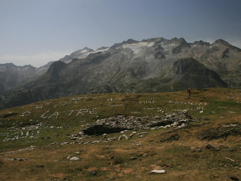 El Portillón, plagado de mensajes hechos con piedras.