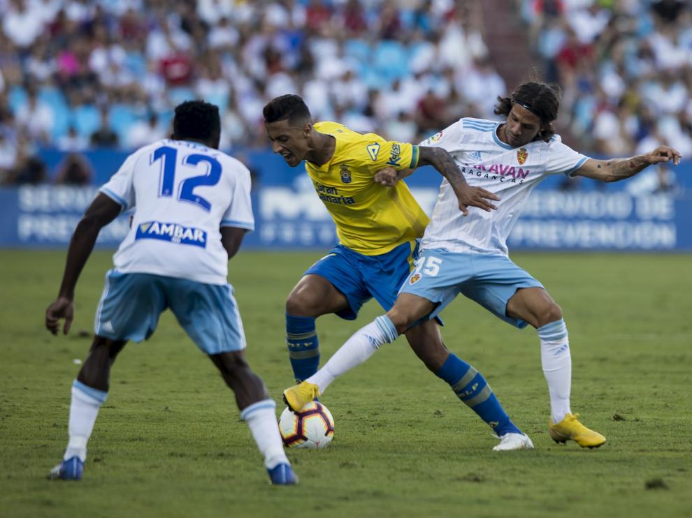 Oliver Buff trata de arrebatarle el balón a un jugador de Las Palmas