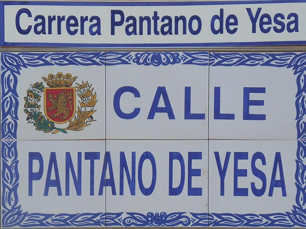 Las calles cuentan con una doble denominación en español y aragonés