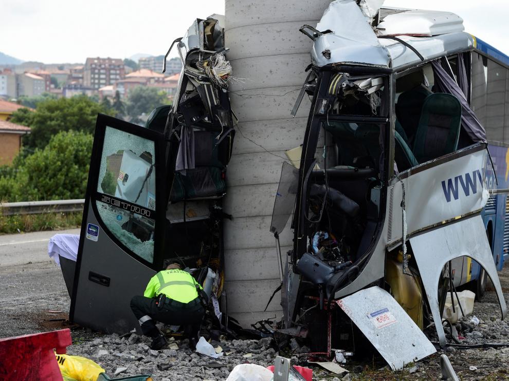 El vehículo ha impactado frontalmente contra un pilar de un viaducto en la variante de Avilés (Asturias).