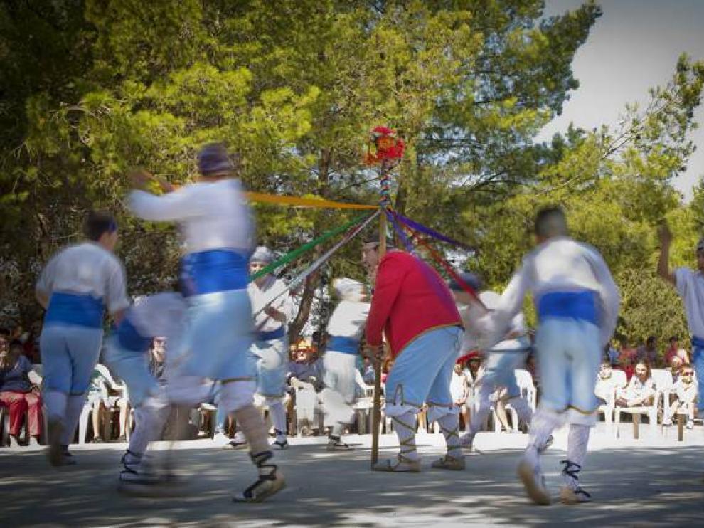 El dance de Cabañas representa la lucha del bien contra el mal con palos y cintas de colores.
