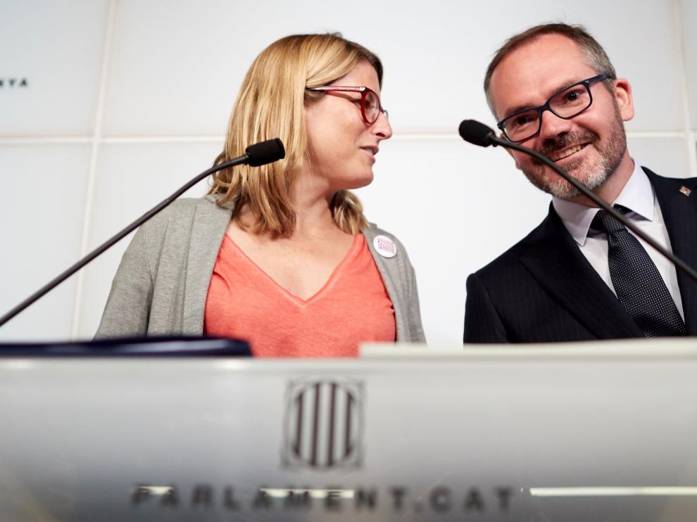 Elsa Artadi y Josep Costa durante la rueda de prensa ofrecida este lunes en el Parlament.