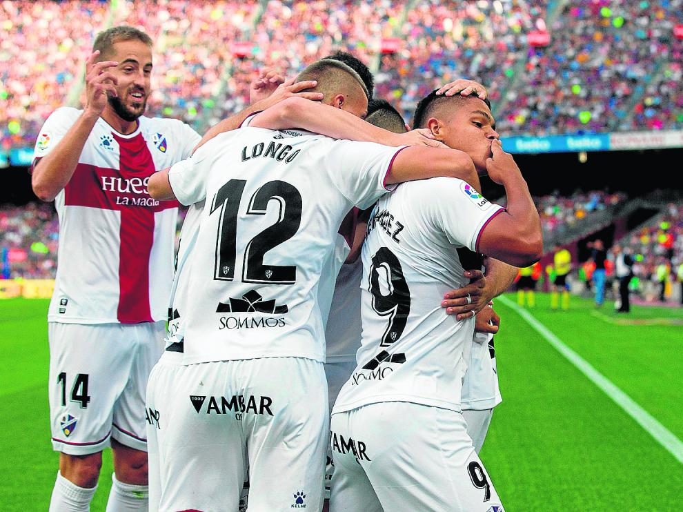 Varios jugadores del Huesca abrazan a Cucho Hernández tras el gol del joven delantero colombiano que supuso el 0-1.