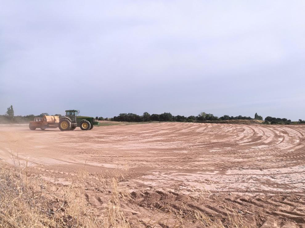 Trabajos de explanación de las parcelas adquiridas por Pini en San Esteban.