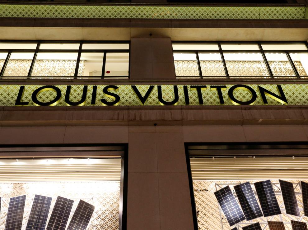 Letrero de una tienda de Loius Vuitton.