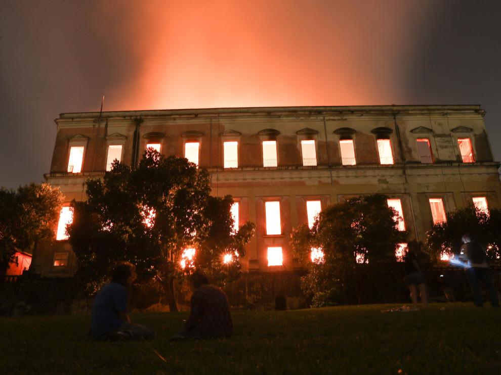 Las llamas se extendían por todo el edificio