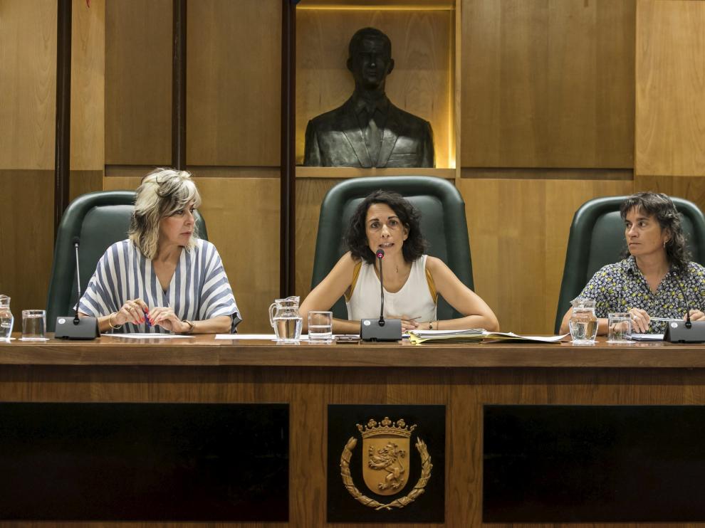 La concejal de Participación, Elena Giner (centro), en la comisión extraordinaria de este martes sobre presupuestos participativos