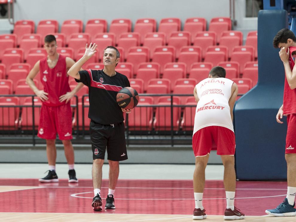 Porfirio Fisac, entrenador del Tecnyconta, dirige un entrenamiento.