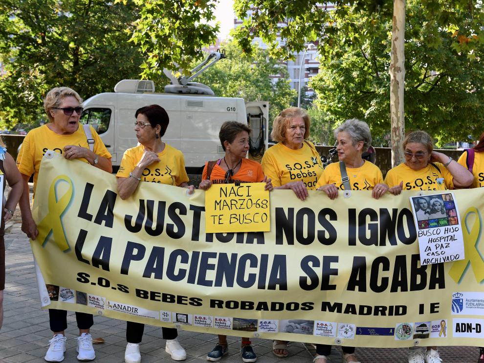 Miembros de la asociación S.O.S. Bebés robados, a las puertas de la Audiencia Provincial de Madrid.