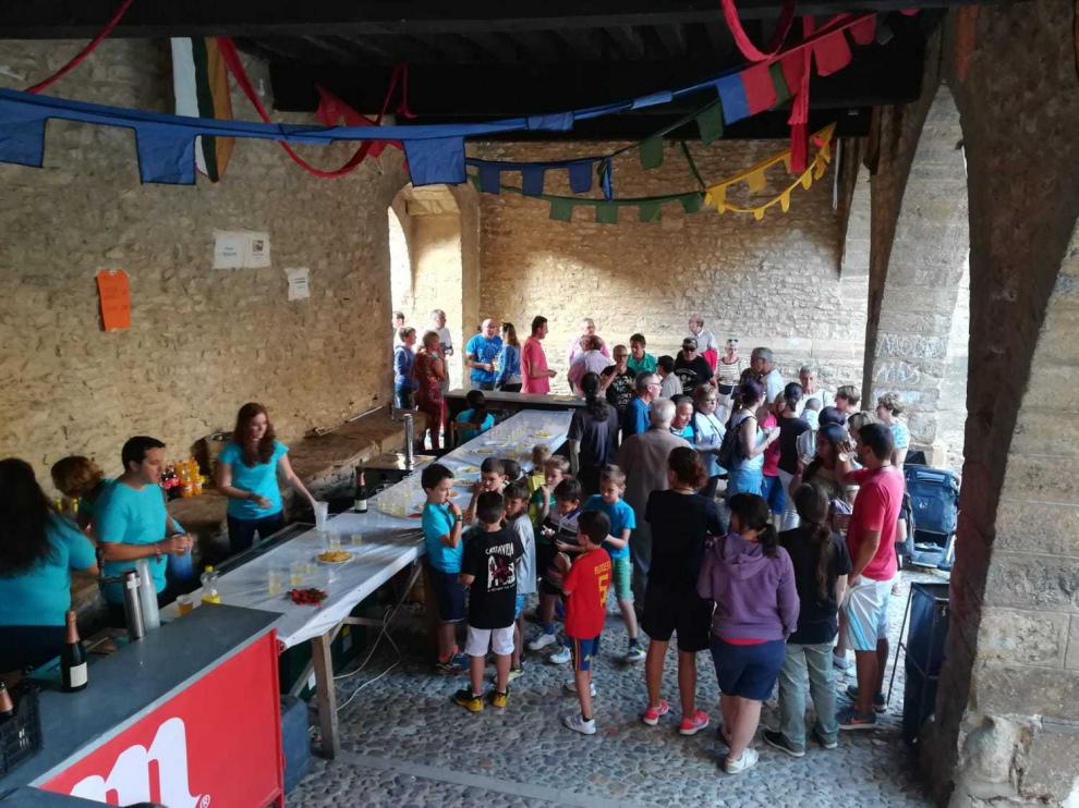 Los vecinos en la plaza de la iglesia tras el chupinazo.