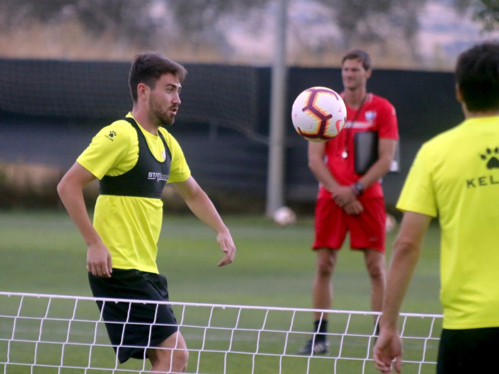 El centrocampista alicantino Moi Gómez durante el entrenamiento vespertino desarrollado por el Huesca este miércoles en el Instituto Montearagón.