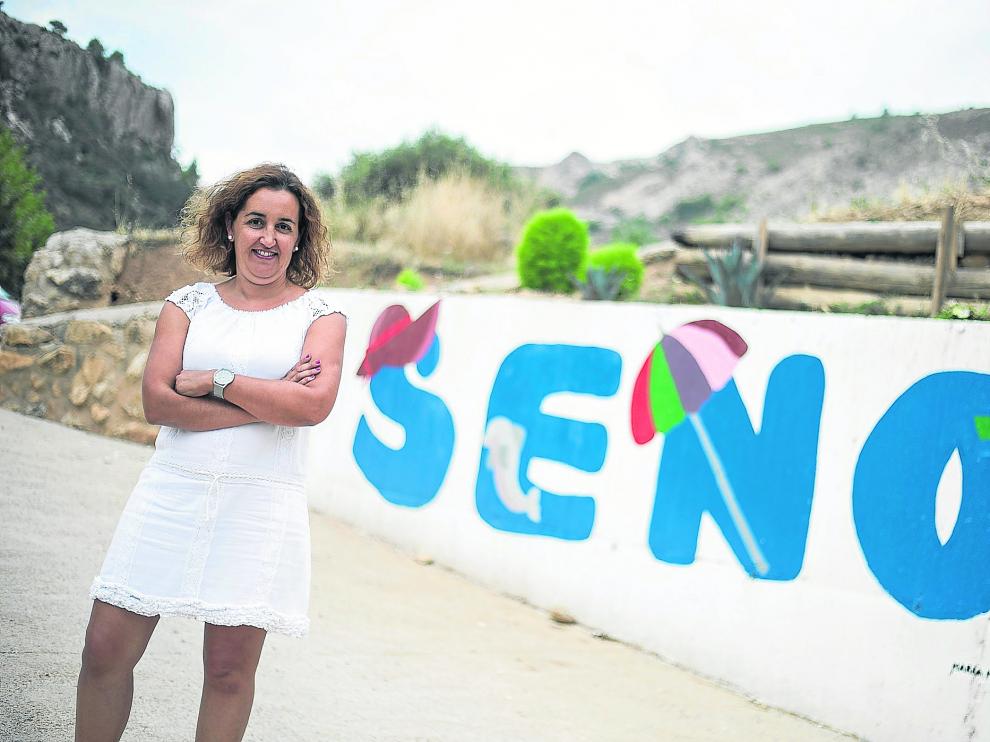 Mónica Capilla, en el acceso a las piscinas de Seno, abiertas hace aproximadamente una década.